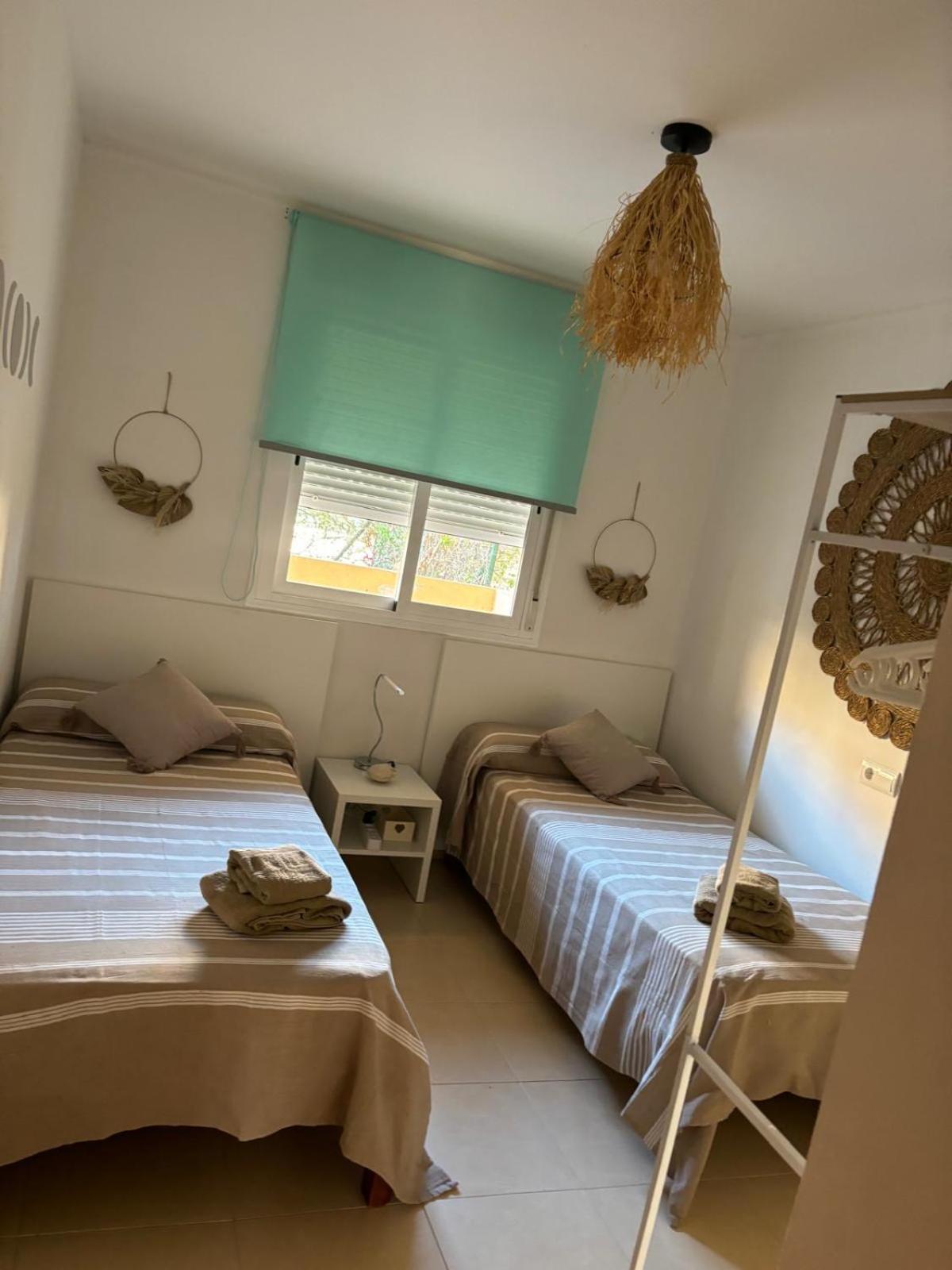 Bajo Con Jardin A Pie De Playa Y Piscina Comunitaria Con Jacuzzi Leilighet Playas de Vera Eksteriør bilde